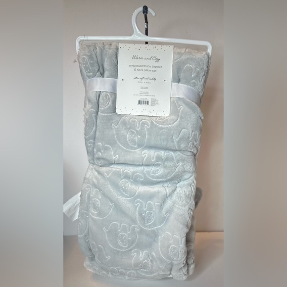 New Warm And Cozy Embossed Baby Blanket Elep Neck Pillow Set 30x40 White Fleece - Picture 7 of 8